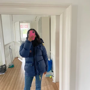Fjällräven dunjacka - Säljer min fjällräven jacka i down lite som är väldigt bra skick. Dammodell och storlek s, dustbag medföljer. Pris är diskuterbart 💕💕kan gå ner i pris vid snabb affär💕