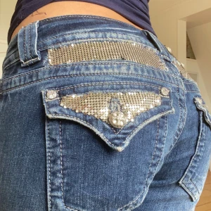  Lågmidjade Miss me jeans  - Säljer mina miss me jeans, de är i jätte fint skick bara  att de saknar två ”knappar” (se på sista bilden) men lappen sitter fortfarande kvar eftersom den även är fastsydd. Pris går att diskutera. 💞