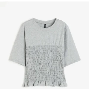 Hm topp/t-shirt - Jätte bra skick! Säljer då den inte använda längre. Skriv för egna bilder💕