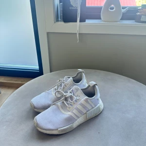 Adidas skor - Säljer dessa snygga adidas skor då de inte kommer till användning längre. St 38/39