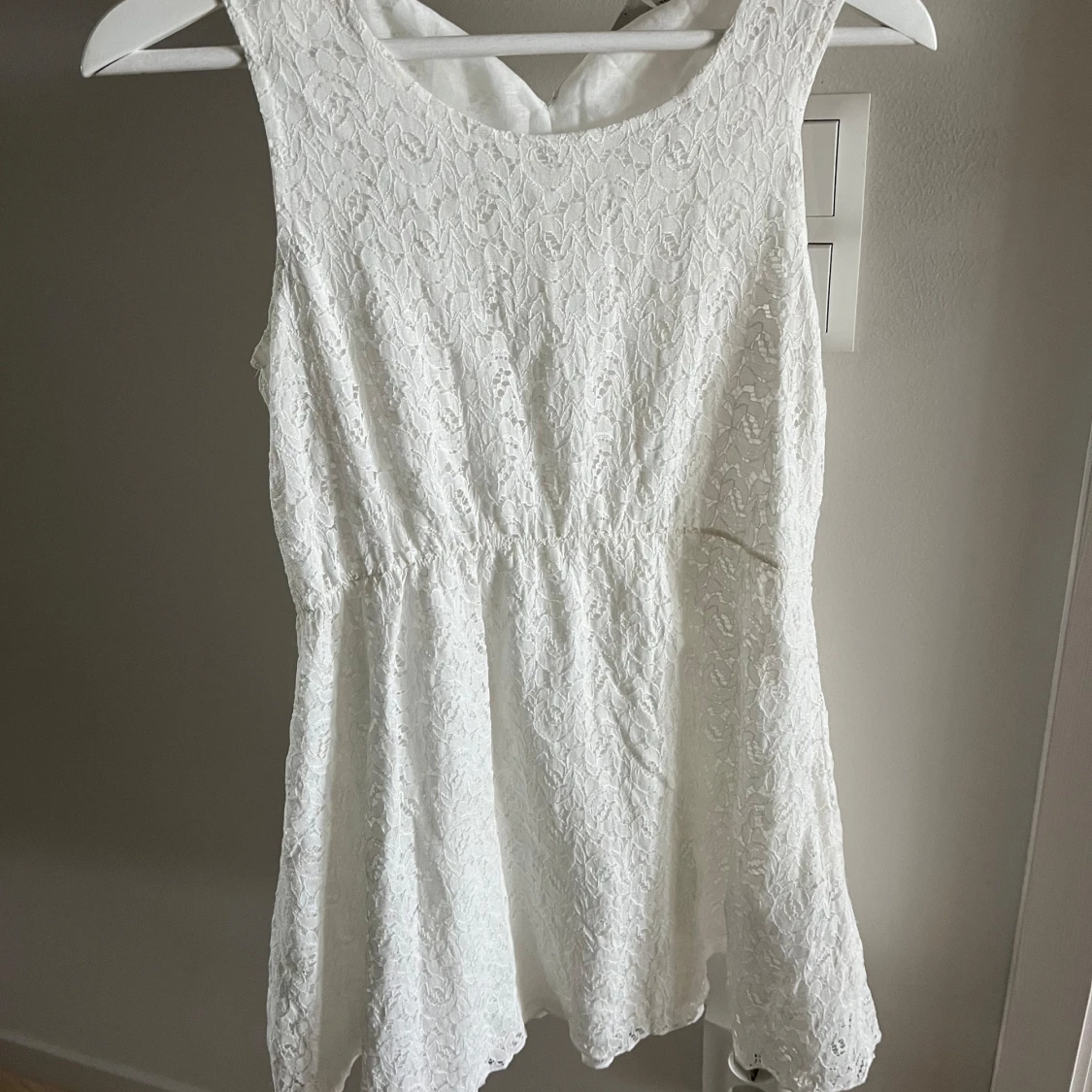 Vit spetsklänning
