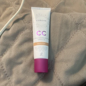 cc cream - säljer pga att jag har massor o köpte på rea för 230 kr,aldrig använd 
