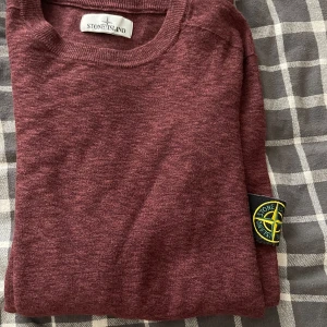 Stone Island Knitwear - Stickad Stone Island tröja i storlek S. Köpt på Johnells så digitalt kvitto finns. CLG kan fås vid seriöst intresse. Jättefint skick inga tecken på användning. 
