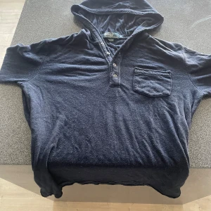 Ralph lauren hoodie - Säljer min riktiga coola ralph lauren hoodie med knappar. Skick 9/10 aldrig använd. storlek M Nypris ca 2000 men säljer för låga priset 450kr. Hör av vid fler frågor🤝