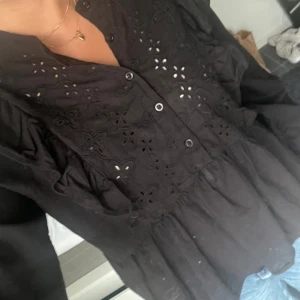 Blus - Super snygg svart blus utan defekter💞💞 står storlek L i den men jag använder oftast s/m och tycker den sitter perfekt!