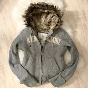 Abercrombie & fitch zipup - Bilderna är inte tagna av mig!! Köpt på Plick, använde den några få gånger men nu vill jag inte ha den längre för att ändrat stil.. den är i perfekt skick precis som ny, jätte mysig och fin💯💕