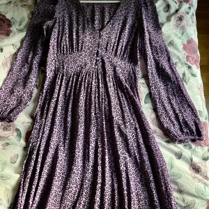 Romantisk klänning fr Indiska  - Syrenfärgad klänning. Strl S med resår i midjan som gör att klänningen faller fint. Storleken är rätt generös så är du S eller drar mot M (som jag) passar den. Jag är 1.57 cm och den når till vaden.   Nypris; 699 kronor 