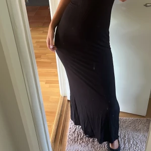 Klänning  - Säljer denna populära klänningen från Gina Tricot som inte kommit till användning. Använd max 3 gånger så i fint skick! 