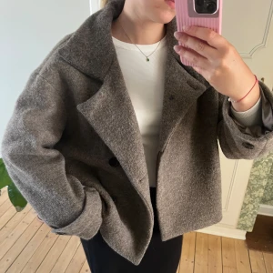 Intressekoll på Arket kappa boucléull - Intressekoll på Arket kappa i boucléull! Väldigt fint skick!! Storlek 34 men är lite oversized 💌🎀 Nypris 1990 kronor