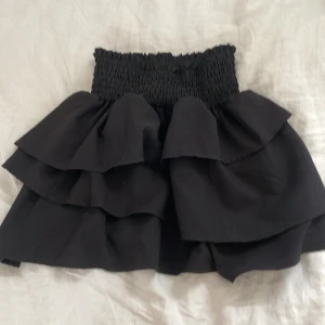 Volang kjol - Supersöt volangkjol från hm i strlk 158/164 men den passar även dem med större storlekar då den är strechig! Väldigt gott skick!