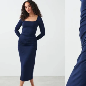 Soft touch klänning - Säljer min marinblå klänning från Gina Tricot i deras soft touch kollektion, helt ny med prislapp kvar🫶🏼