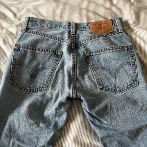 levis jeans - midwaist och straight leg💕innerbensmått 84cm och midjemått 73cm❤️