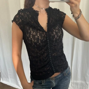 Spetstopp - Vintage svart spetstopp från Riley, stretchig. Har knappar hela vägen upp. Storlek M, passar också S 🖤