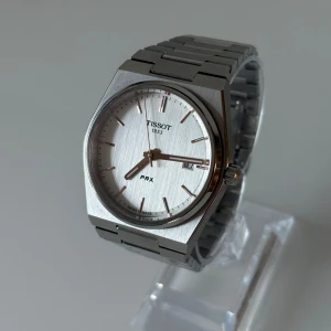 Tissot PRX - • Modell: Tissot PRX • Storlek: 40mm • Referens: T137.410.11.031.00 • År: 2023 • Skick: Mycket Bra • Medföljer: Fullset med kvitto