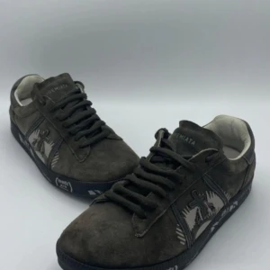 Premiata skor - Säljer ett par feta premiata skor då dom inte passar. Perfekt skick inga defekter. Låda ingår inte. Skriv för fler bilder, pris kan diskuteras vid snabb affär. 