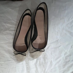Ballerina skor - Säljer min ballerina skor pågrund av att det inte kommit till användning är i strlk 37❤️ 