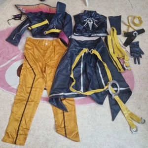 League of legends heartsteel kayn cosplay - Beställde custom size och fick en S. Endast testad. Allt som syns på bilden ingår i cosplayen. Mått tagna av mig: Byst (top) 82cm Midja (byxor) 76cm Längd (byxor) 98cm Axlar (jacka) 48cm Kan mötas upp i vänersborg.