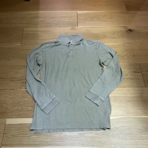  Shorta  - Säljer en helt oanvänd shorta som har ett bra skick.  Skick: 10/10 shorta