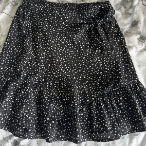 Kjol - Kvart och vitprickig kjol. I okej gott skick!💕