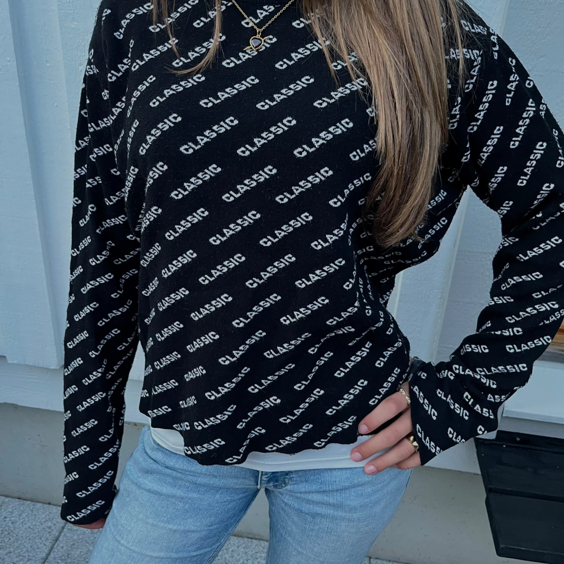 Stickad tröja med text