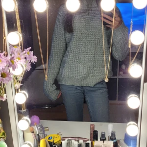 Ljus grön stickad tröja - Snygg ljusgrön stickad tröja i bra skick. 