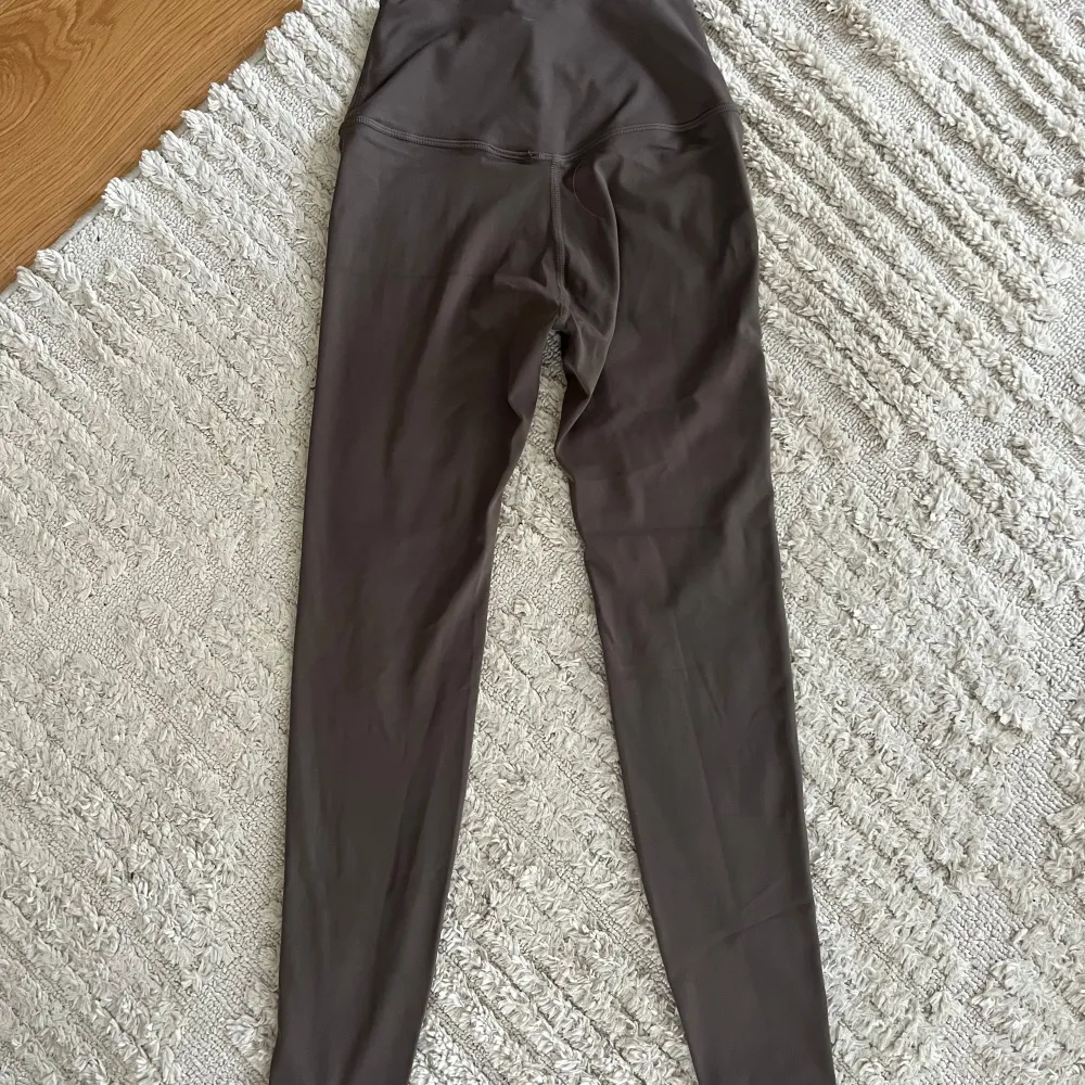  Oanvända tights som blivit för små. Från Relode kollektion mercy vilket är så sjukt skönt och stretchigt material så passar även dig som har storlek S . Sportswear.