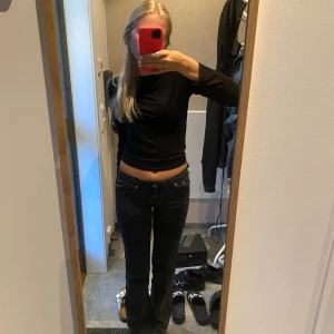 Mörkgrå jeans - Super fina low waist jeans från lager 157, knappt använda. Mycket bra skick!!💞