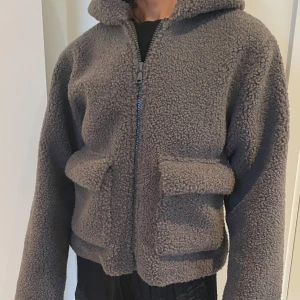 teddy jacka - fin grå teddy jacka ifrån Zara, knappt använd! från zaras barnavdelning i storlek 164 men sitter som en S! inga defekter alls, superfin till hösten!