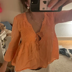 Orange blus med knytning - säljer denna odd molly blus i fint skick