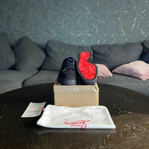 Loubtins  - Hej! Säljer dessa feta loubs använda ett par gånger färg 🟦 extra bilder finns Storlek 43 men funkar 42 Pris är alltid diskuterbart