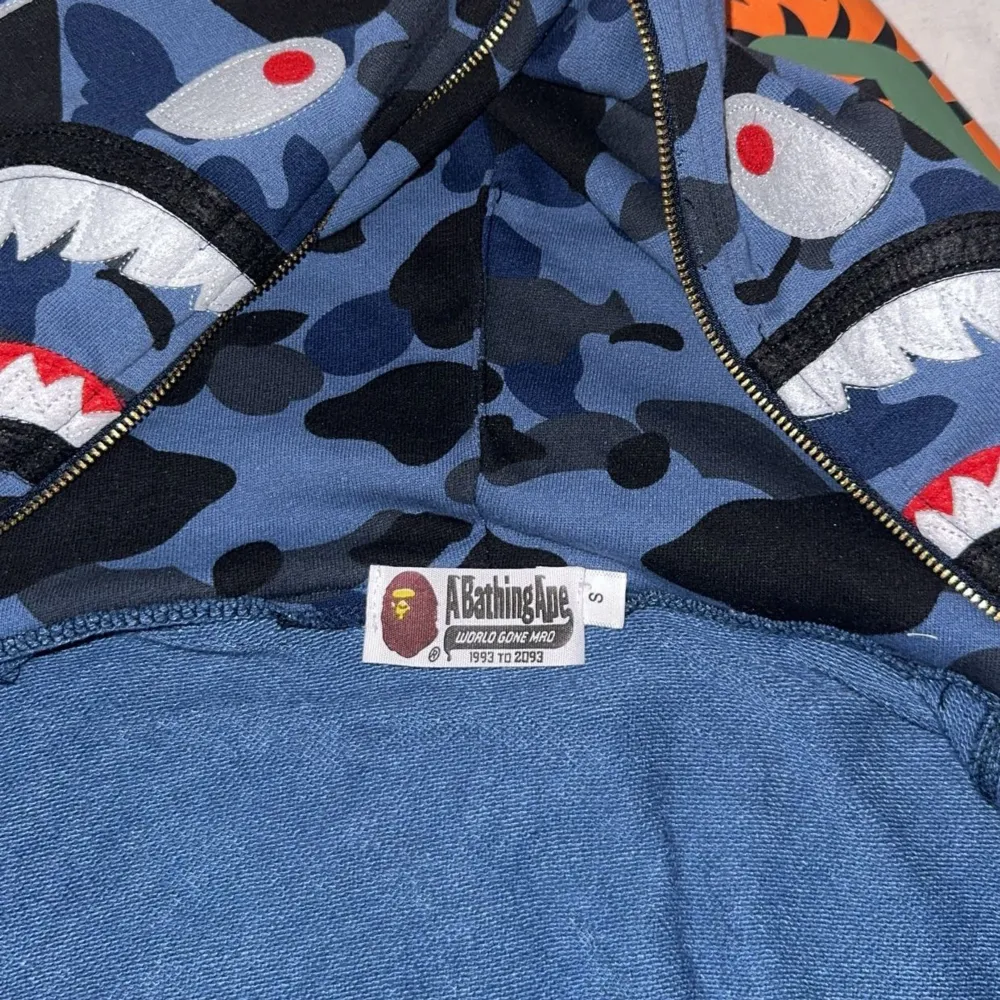 En väldigt vacker blå bape kofta riktigt skön. Hoodies.