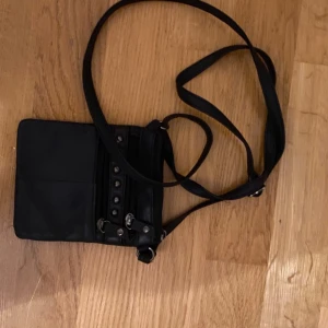 Handväska - Snygg svart handväska med silverdetaljer!! Stockholmsstil sjukt snygg. Pris kan diskuteras kontakta gärna om frågor eller fler bilder!💗💗