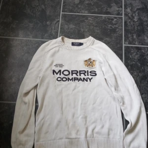Morris tröja - Säljer nu min feta Morris company tröja.💫 Skick 9/10 lite smutsig men inga defekter över huvud taget. Priset är absolut inte hugget i sten och tar gärna emot byten också.🤝 Tveka inte med att skriva om ni har några frågor.