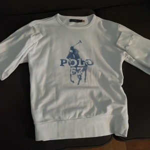 Ralph lauren tröha - Detta är en jättesnygg Ralph lauren tröja. Säljer eftersom den it passar längre. Hör gärna av er vid funderingar😃 kom med ett bud elr byte👍