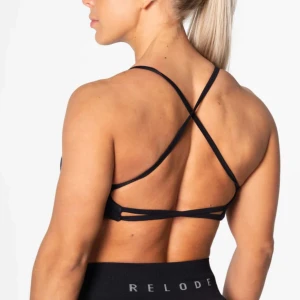 Sport-bh - Säljer denna skitsnygga sport-bh eller sporttopp ifrån relode. Använd en gång och säljer då den är för liten. Köpt för 499.