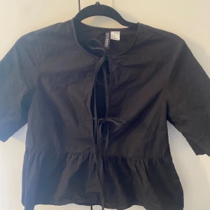 Topp med knytning - Jättefin blus med knytning som aldrig är använd, säljs då den inte är min stil och därför bara tar plats i garderoben. Skick 10/10❣️