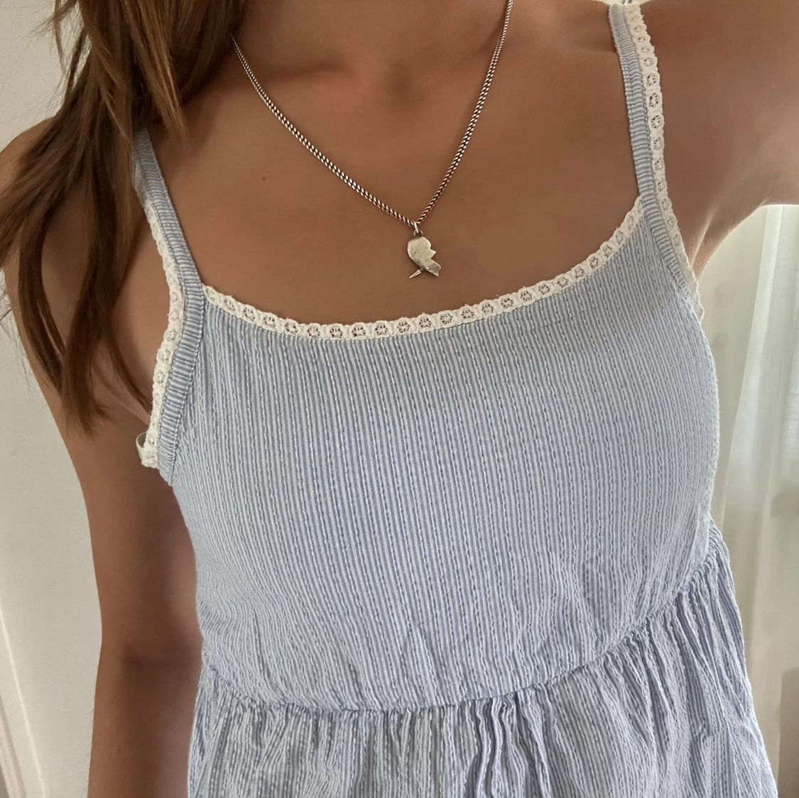 Blå och vit randig linnetopp med spetsdetaljer - 90