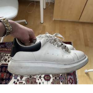 alexander mcqueen storlek 42 men passar 43 condition 7/10 där av priset