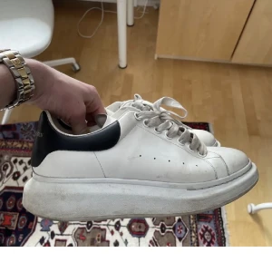 alexander mcqueen - alexander mcqueen storlek 42 men passar 43 condition 7/10 där av priset