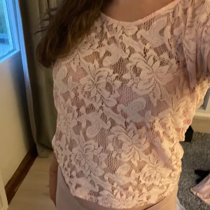Spets T-shirt  - Rosa spets T-shirt stl m. Från Gina. Super gullig. Säljer en likadan i svart också!
