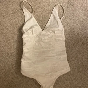 Vit body zara - Super snygg body från zara!! 🤍 