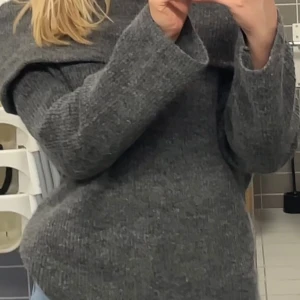 Grå stickad tröja med bred krage - Säljer denna supermysiga och trendiga  off-shoulder tröjan från H&M. Endast använd en gång !