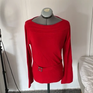 Vintage tröja - Bra skick! Den är lite nopprig (sista bilden) storlek står som M/L, den passar båda då den är stretchig💗  har inga andra bilder!