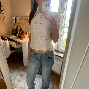 Vit Blus  - Säljer denna superfina vita blusen från Lindex i storlek Xs, säljer den då den inte kommer till användning längre. Den har några fläckar men är inget man tänker på. Skriv för fler frågor eller funderingar kring tröjan💞