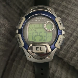 Armiton klocka - 100kr. Skriv vid eventuella frågor 