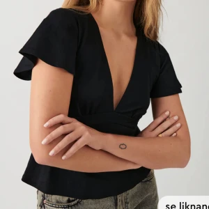 Svart blus - Svart blus från Gina tricot med knytning baktill. Använd mycket sparsamt och sann i storlek.