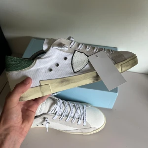 Philippe Model  - Helt nya Philippe Models. Använda en gång. Såklart i nyskick fortfarande. Rare colorway med krokodilmönster. Nypris 3500kr Skick 10/10 (nya) Hör av er vid frågor eller funderingar🤝