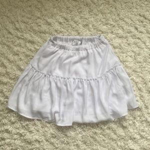 Vit volangkjol - Säljer denna vita volangkjol från Pamelas kollektion av NAKD. Den är superfin men var tyvärr för liten redan vid köpet, och inte använts mycket. Passar till många olika tillfällen. Kontakta gärna vid interesse och är öppen för frågor eller önskemål🫶🏼