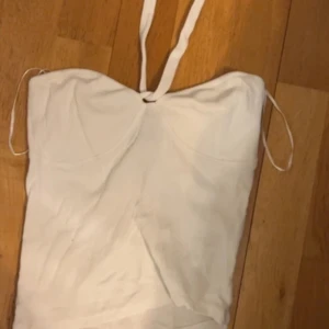 Sommar topp - Säljer denna jättesöta sommar toppen! I storlek S men passar också en XS. Använd 1 gång🫶