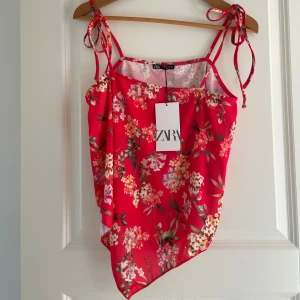 Topp ZARA - Storlek M/L oanvänd pris 129kr